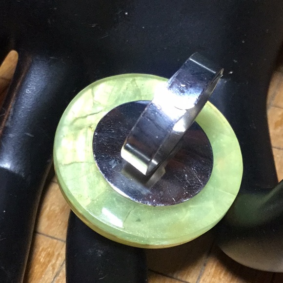 Lucite Mother of Pearl Shell Ring Size 5 To 9 Adjustable Midcentury Modern EVC - Picture 4 of 10